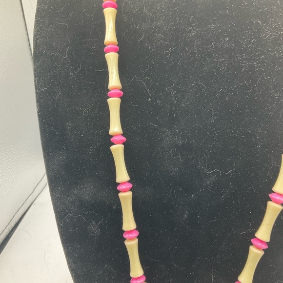 “MCM PINK BEADED VINTAGE NECKLACE” Costume Jewelry. - Picture 4 of 13